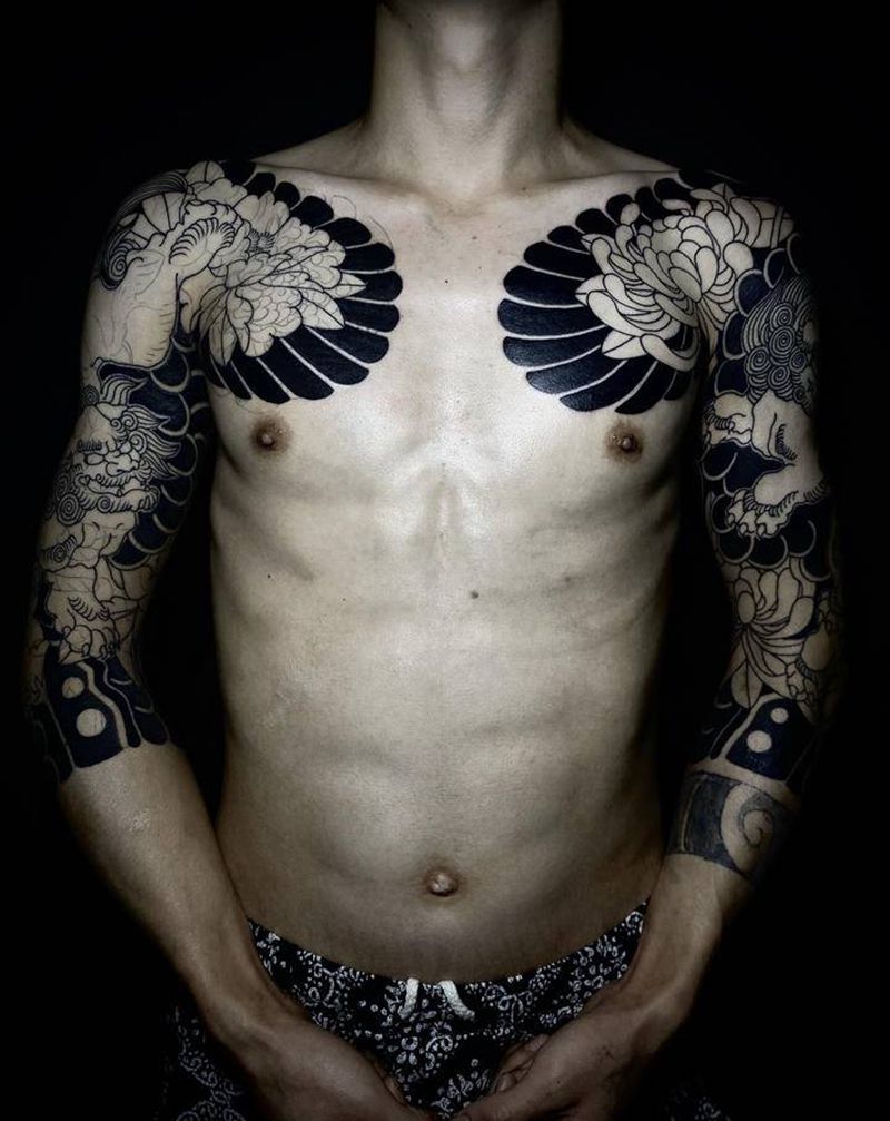 唐狮双七分对甲纹身图片_手臂手部老传统纹身图案