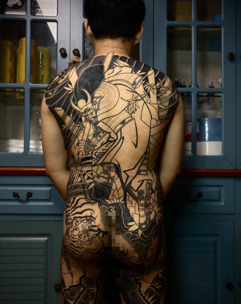 善臣巴提使纹身图片_肩部背部老传统纹身图案