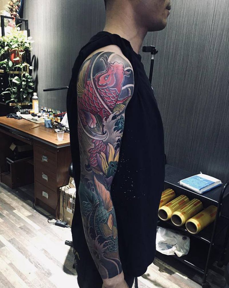鲤鱼花臂纹身图片_手臂纹身图案