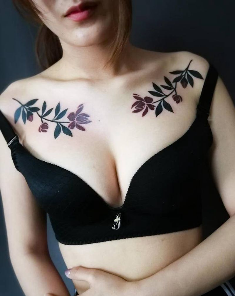 锁骨 花纹身图片_胸部花卉纹身图案