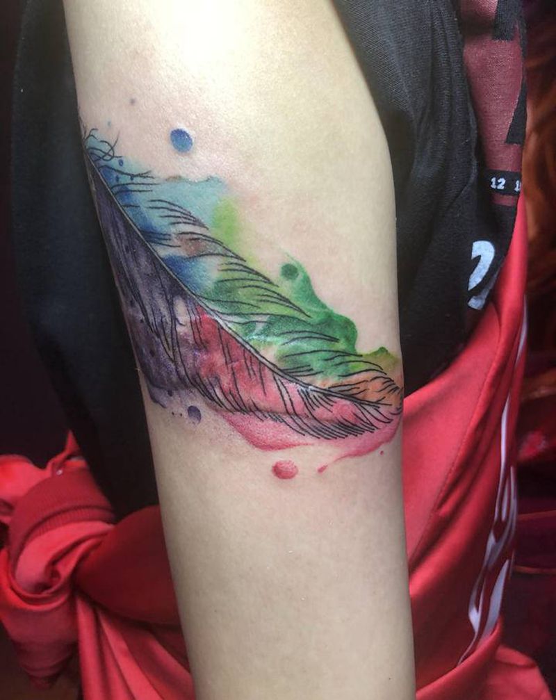 水彩羽毛纹身图片_手部纹身图案