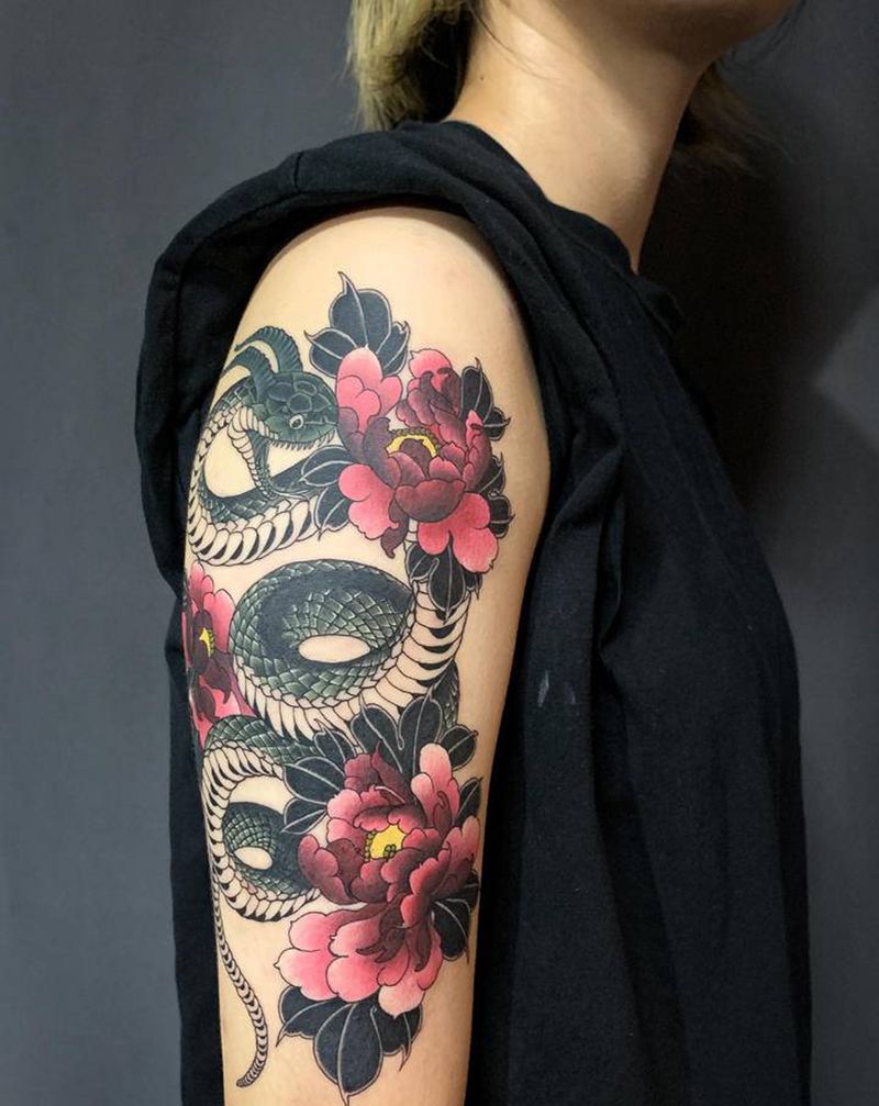 蛇盘牡丹纹身图片_手臂新传统水彩纹身图案