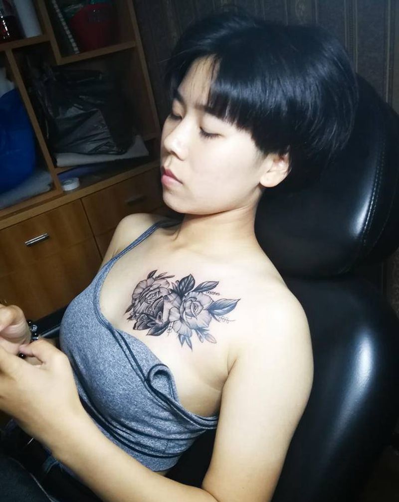 素花纹身图片_胸部新传统纹身图案