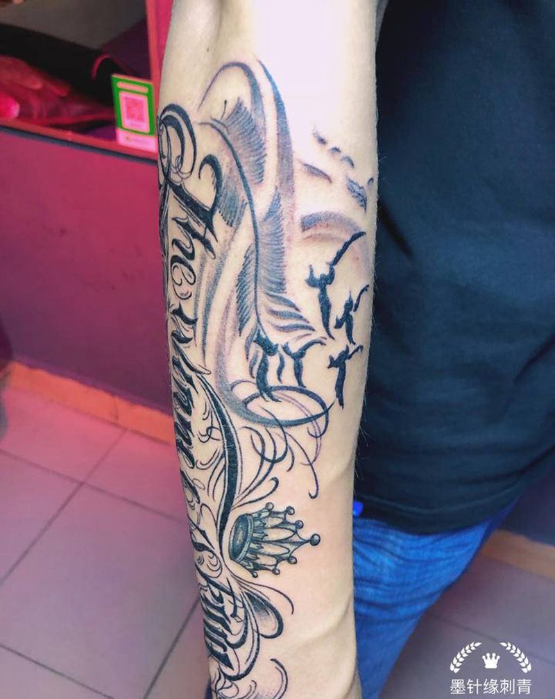 花体英文纹身图片_手部花体字纹身图案