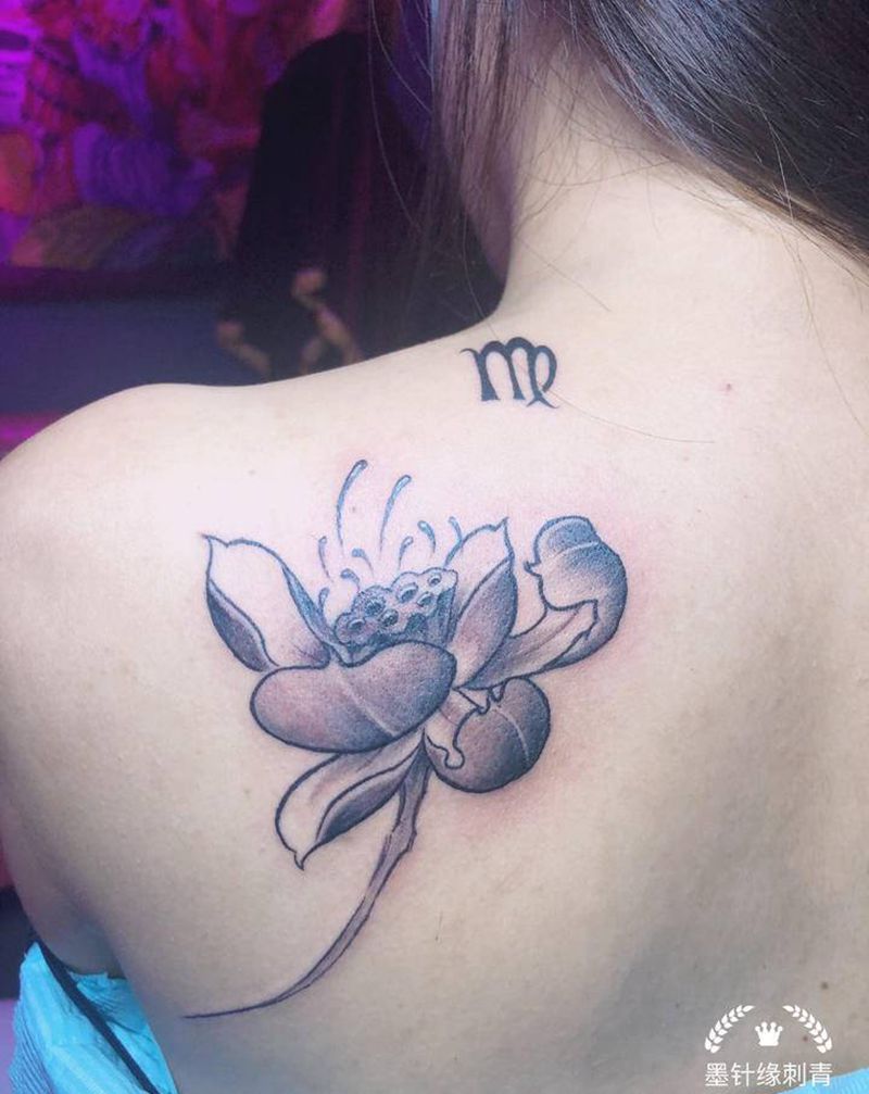 荷花纹身图片_背部纹身图案