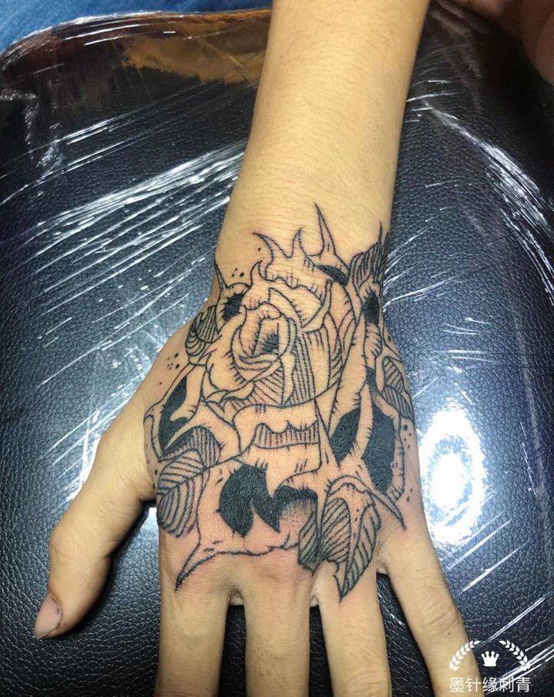 玫瑰素花纹身图片_手部纹身图案