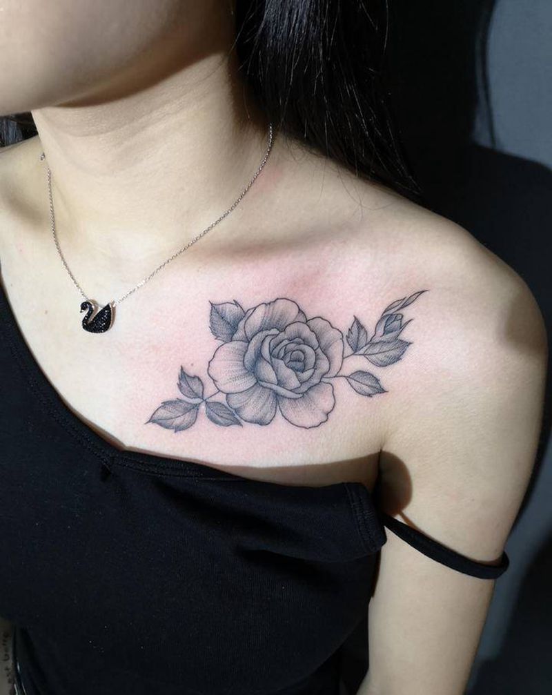 锁骨素花纹身图片_胸部纹身图案