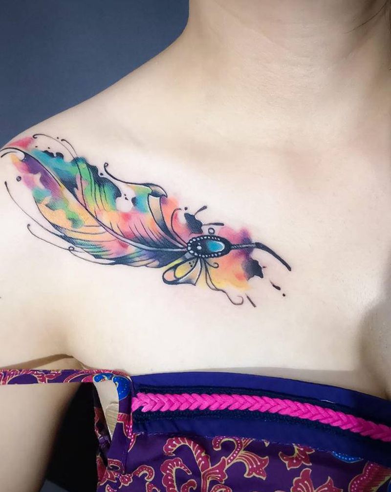 羽毛纹身图片_胸部水彩纹身图案