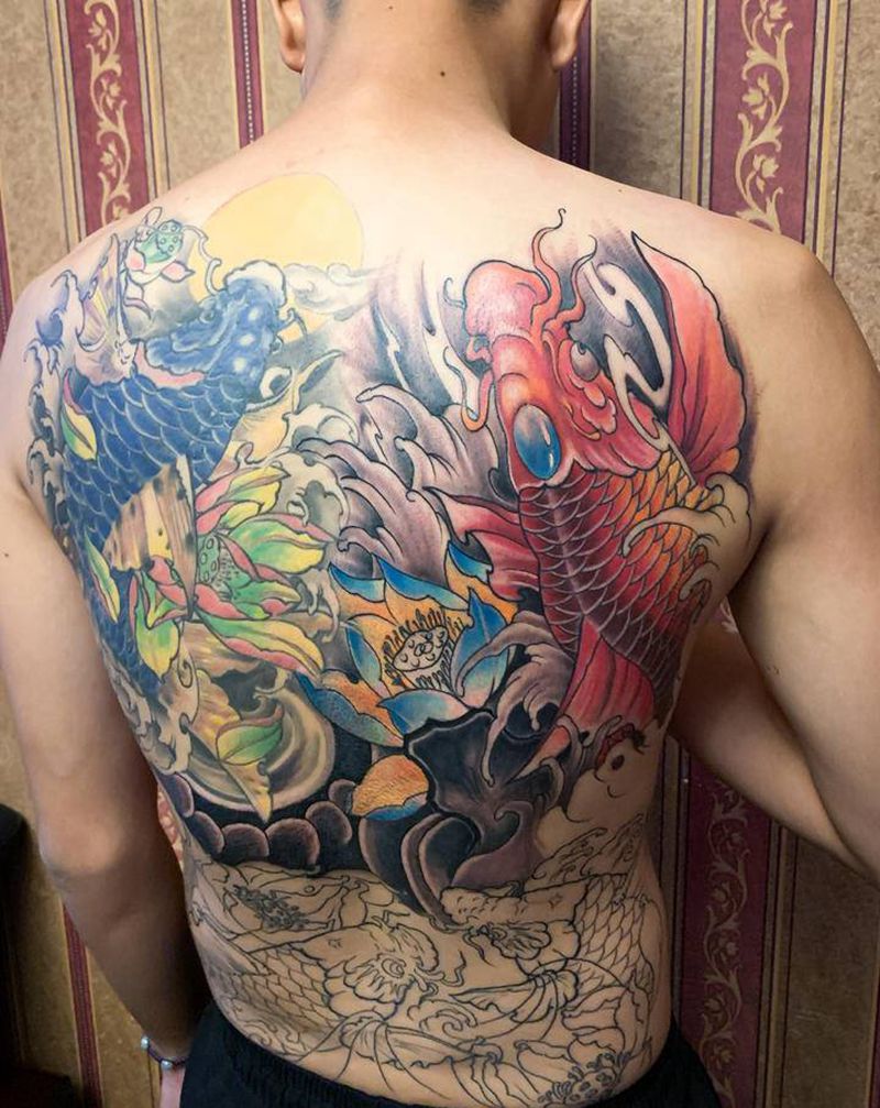 鲤鱼满背纹身图片_背部纹身图案