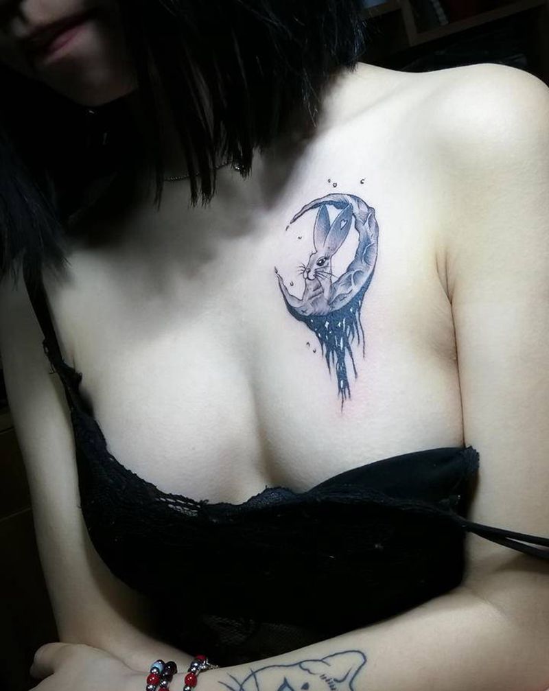 小兔子纹身图片_胸部纹身图案