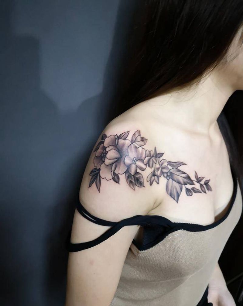 素花纹身图片_肩部纹身图案