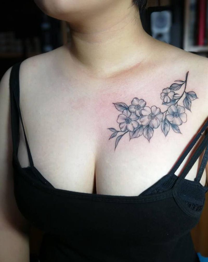 素花纹身图片_胸部纹身图案