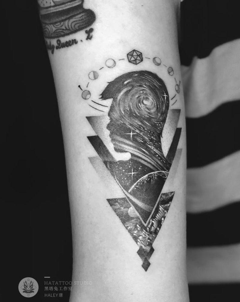 侧.颜纹身图片_手臂点刺纹身图案