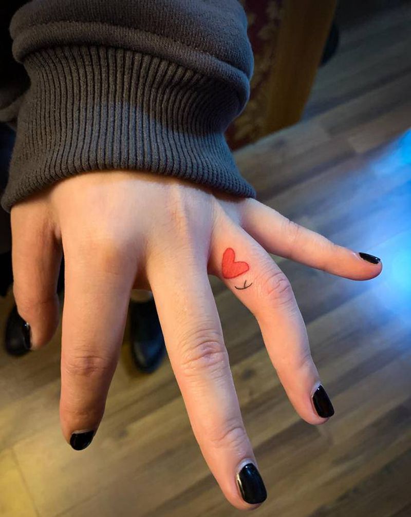 手指爱心纹身图片_手部纹身图案