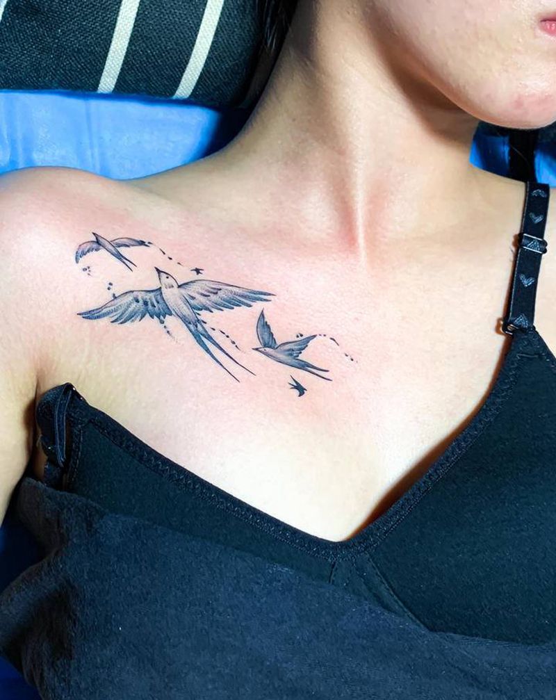 小燕子纹身图片_胸部纹身图案