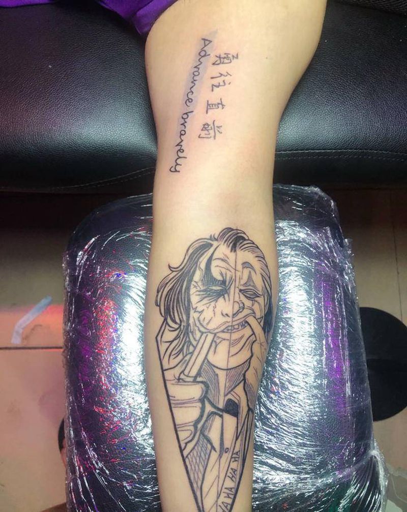 小丑纹身图片_手部纹身图案