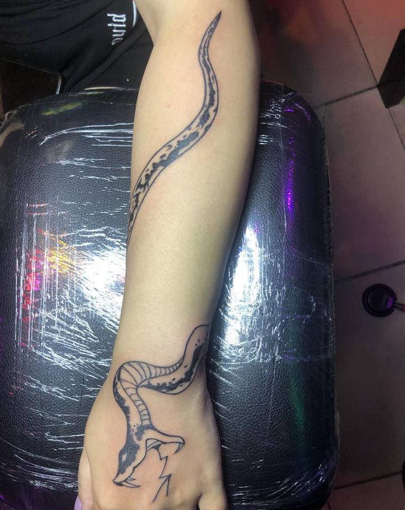 蛇纹身图片_手部纹身图案