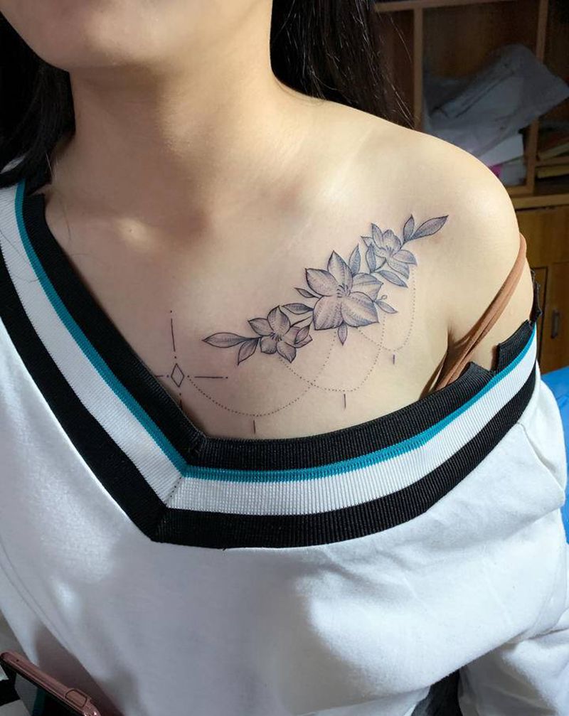 小小素花纹身图片_胸部纹身图案