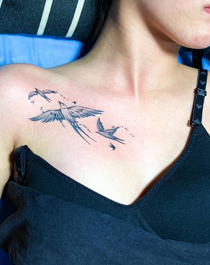 燕子纹身图片_胸部肩部纹身图案