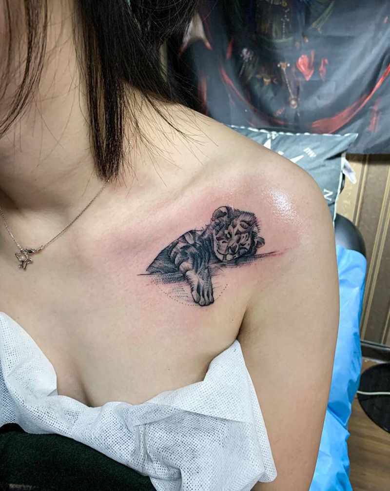 遮盖小狮子纹身图片_胸部纹身图案