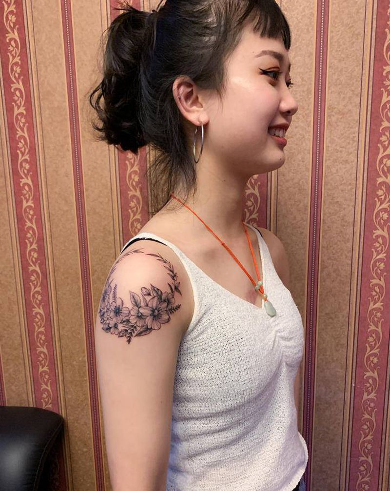 素花纹身图片_肩部纹身图案