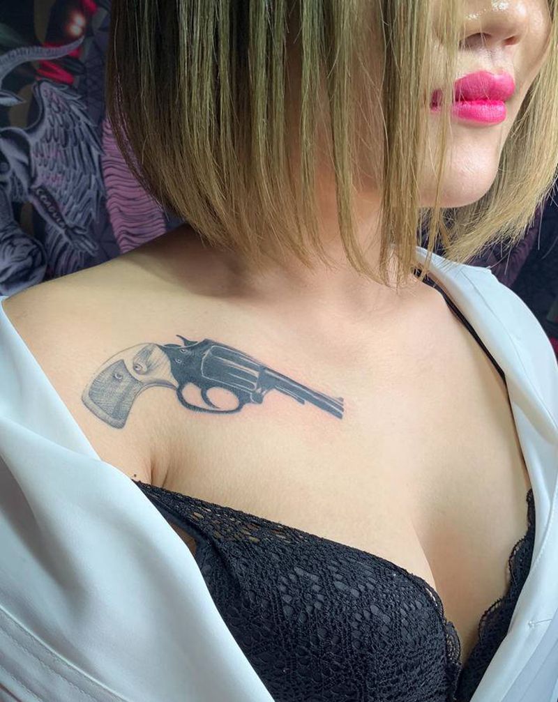 手枪纹身图片_胸部纹身图案