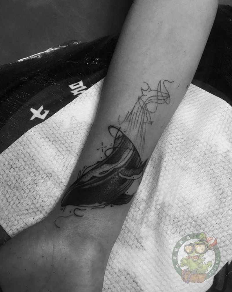 半鲸遮盖纹身图片_手部纹身图案