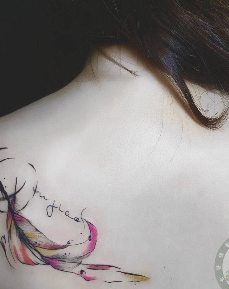 水彩羽纹身图片_背部水彩纹身图案