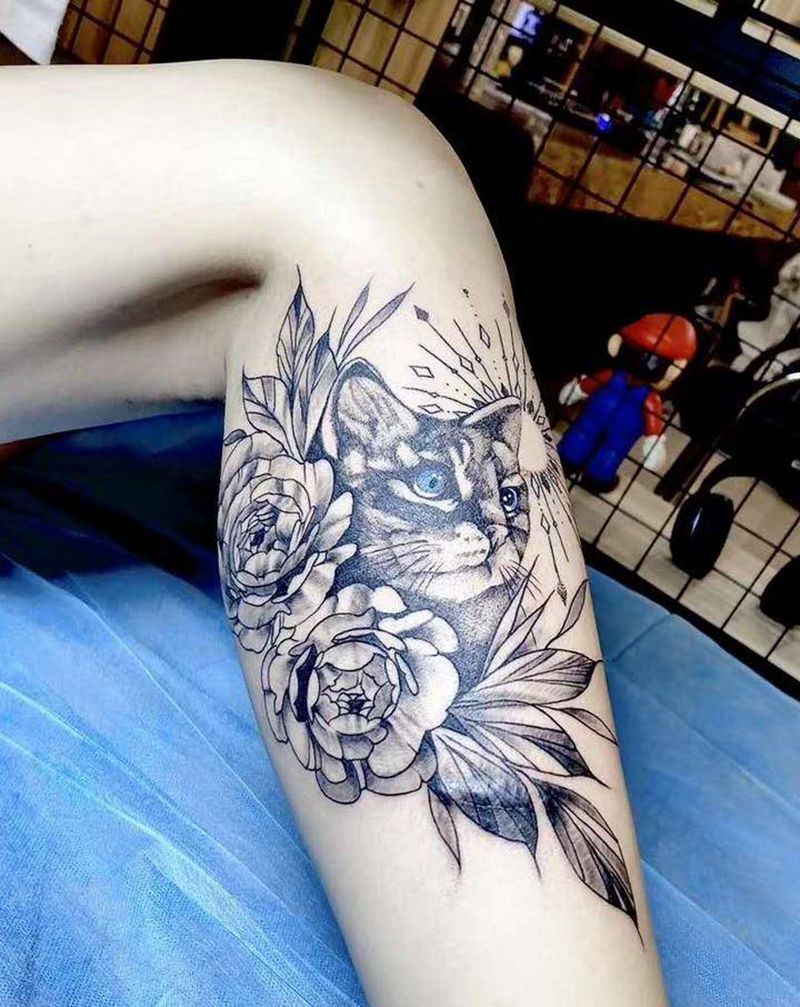 猫咪遮盖疤痕纹身图片_腿部欧美写实纹身图案