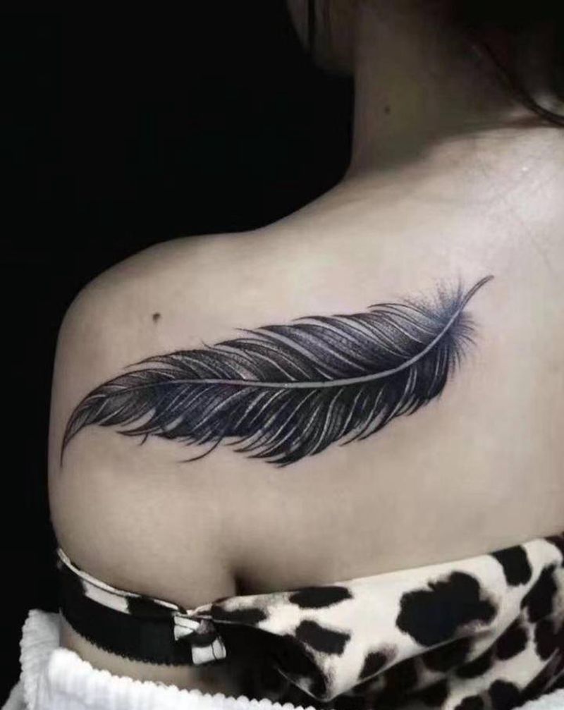 羽毛遮盖纹身图片_背部纹身图案