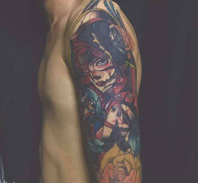 大臂艺姬遮盖纹身图片_手臂欧美写实纹身图案