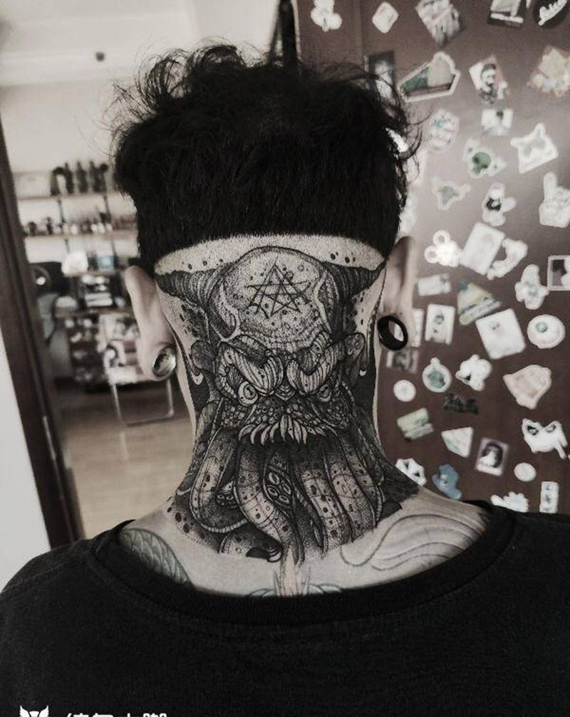 章鱼纹身图片_颈部纹身图案