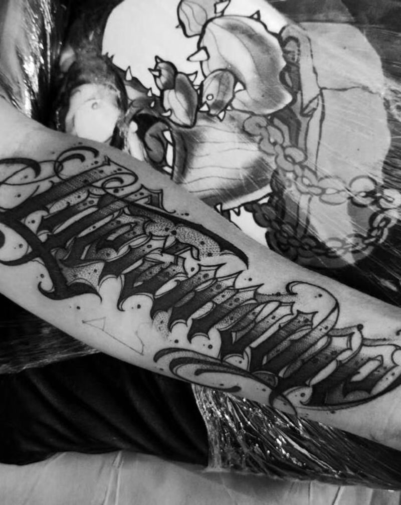 花体纹身图片_手部花体字纹身图案