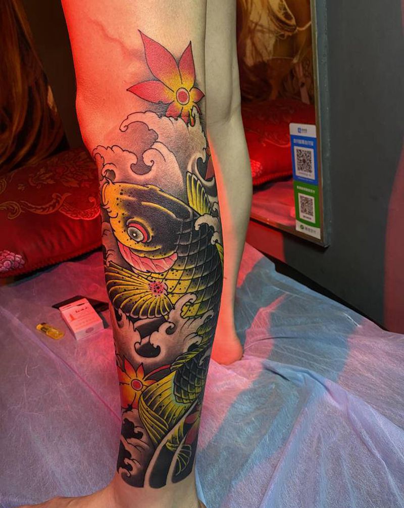 招财鲤鱼纹身图片_腿部纹身图案