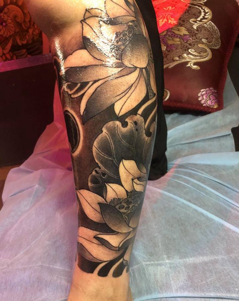 浪与荷花纹身图片_腿部纹身图案