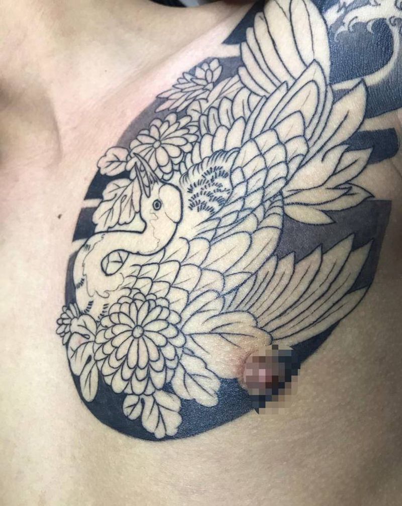 仙鹤，黑白纹身图片_胸部新传统老传统纹身图案