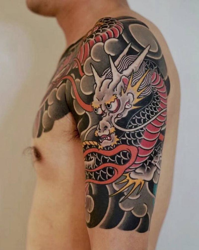 老传统龙云半甲纹身图片_肩部胸部老传统龙，云纹身图案