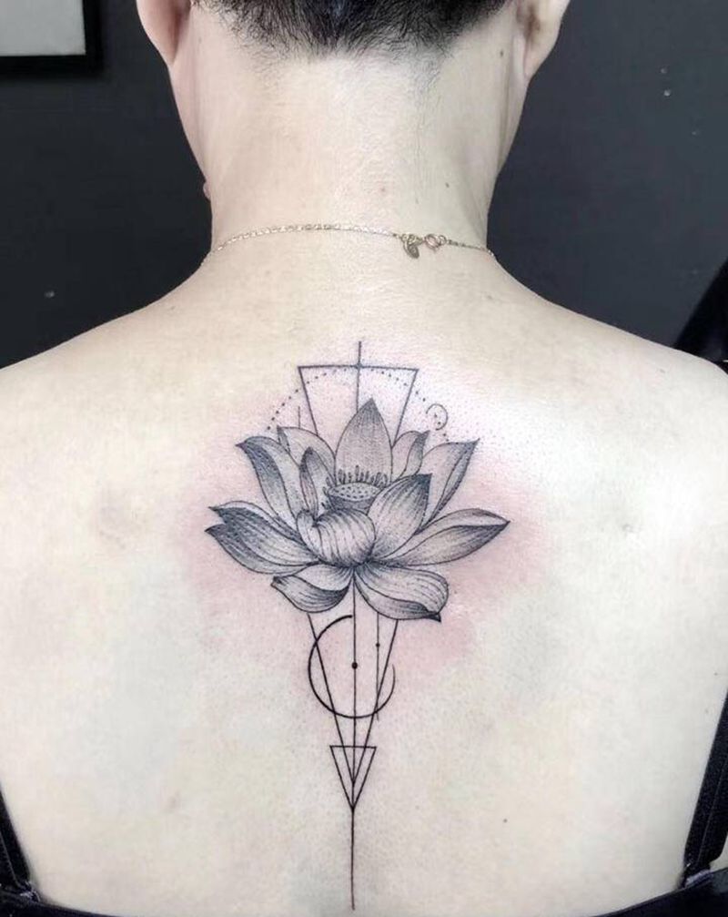 几何➕莲花纹身图片_背部纹身图案