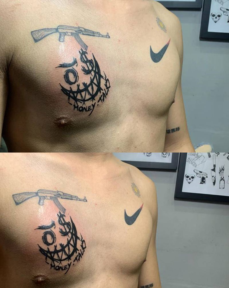 笑脸纹身图片_胸部纹身图案