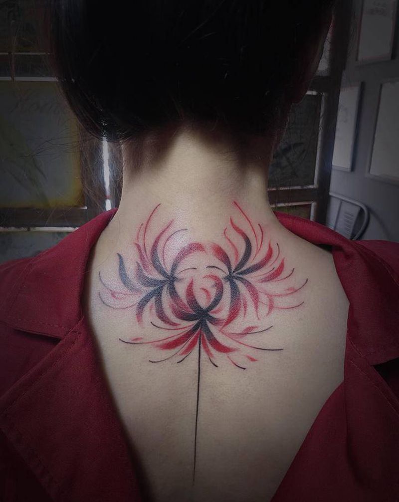 彼岸花纹身图片_颈部纹身图案
