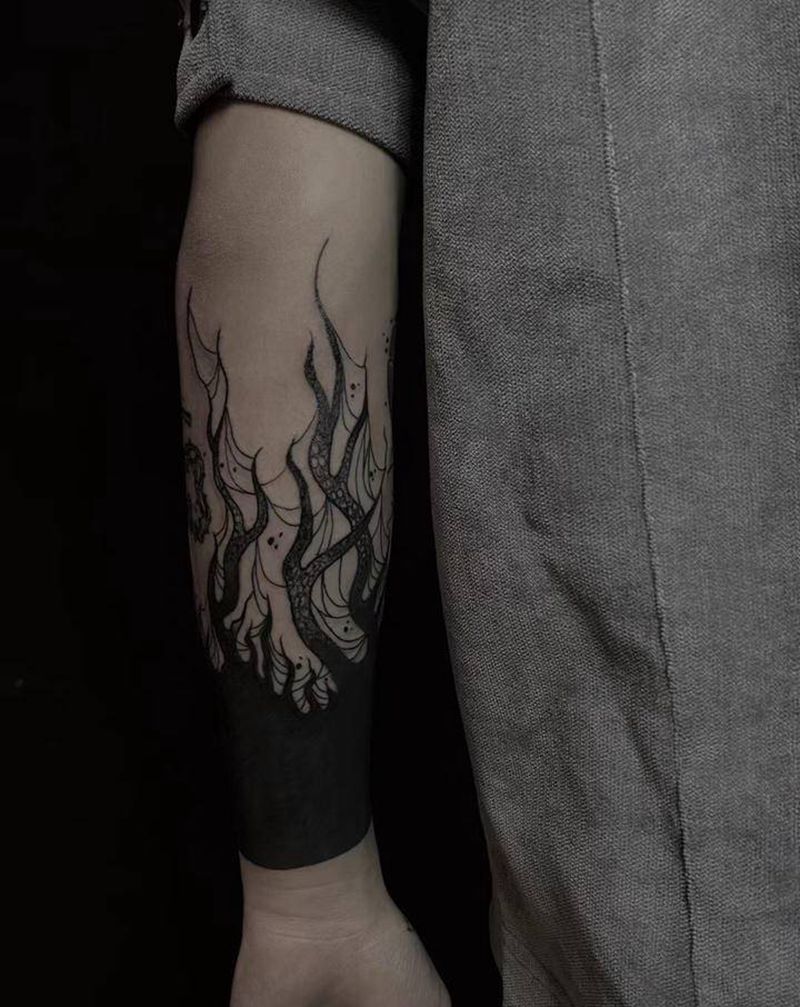 小黑臂点缀遮盖纹身图片_手臂纹身图案