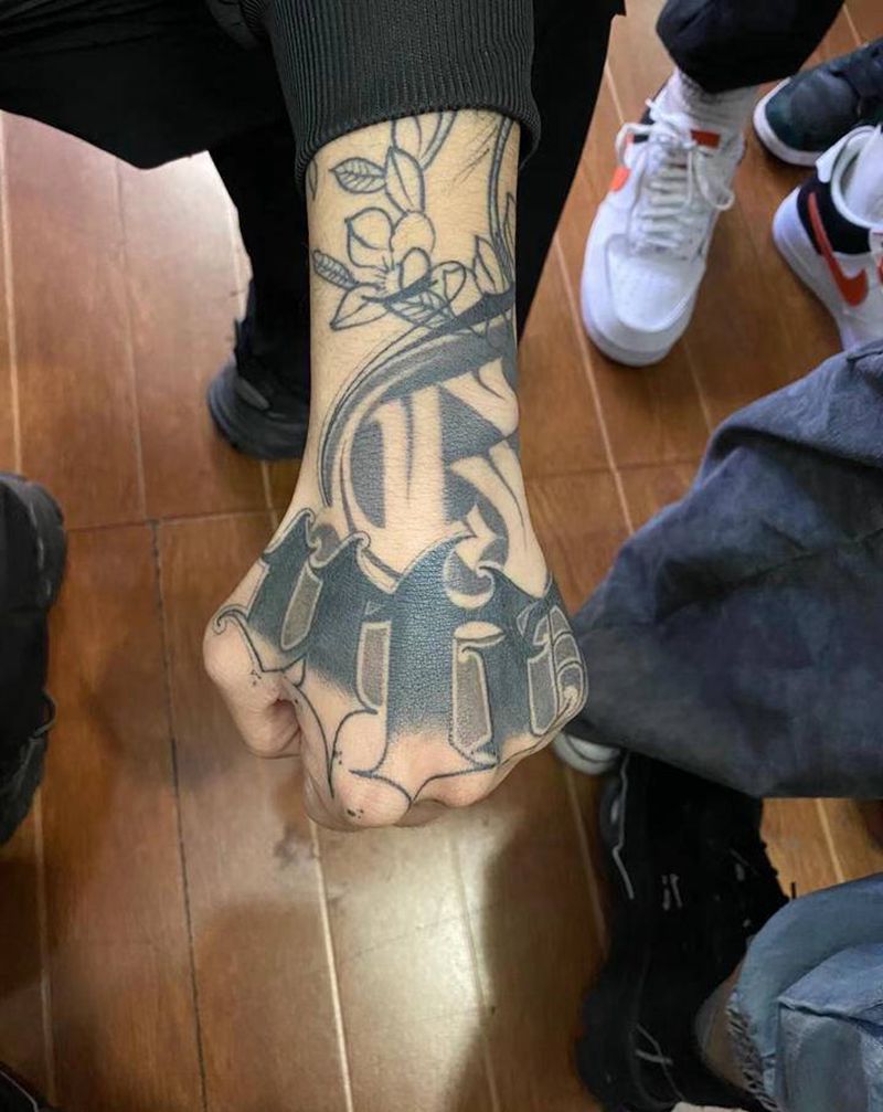 花体字手背纹身图片_手部花体字纹身图案