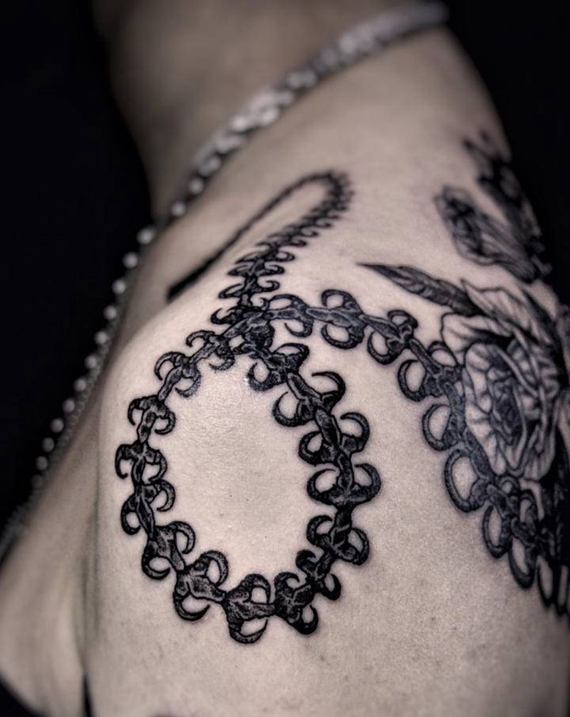 蛇骨与花纹身图片_肩部背部点刺纹身图案