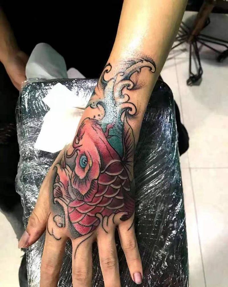 鲤鱼纹身图片_手部纹身图案
