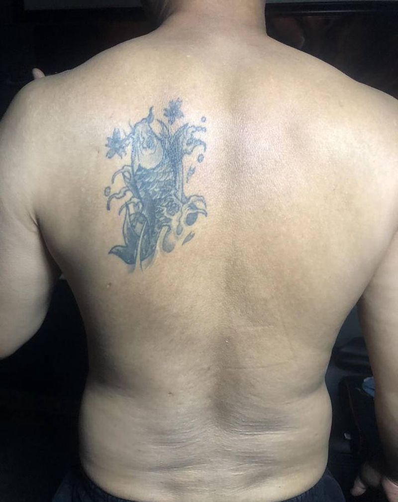 鳌鱼遮盖鲤鱼纹身图片_背部新传统纹身图案