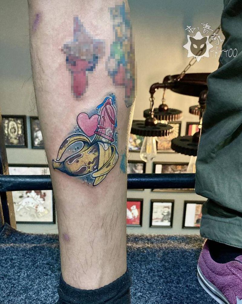 邪恶香蕉纹身图片_腿部脚部New SchoolOld School香蕉避孕套纹身图案