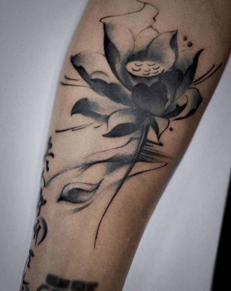 墨莲纹身图片_手臂纹身图案