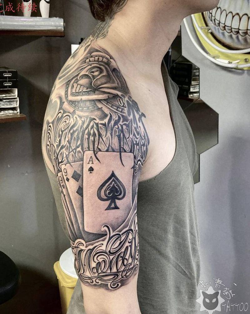 扑克花体玫瑰纹身图片_手部手臂欧美写实花体字扑克玫瑰钞票纹身图案