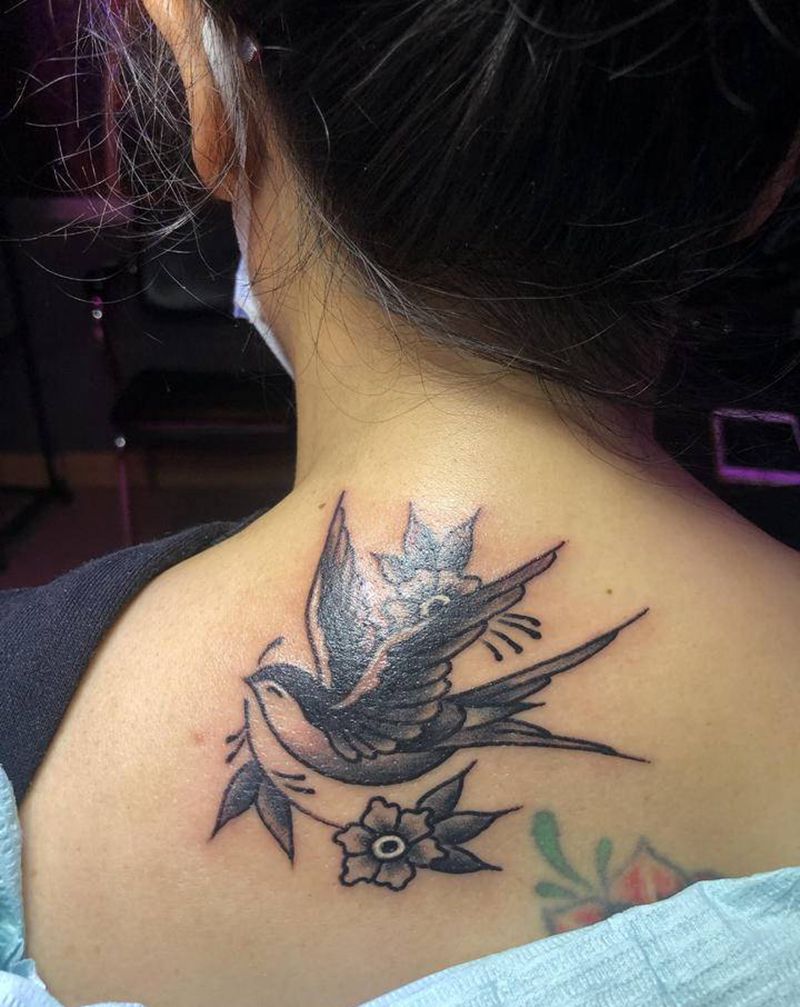 燕子纹身图片_背部Old School纹身图案