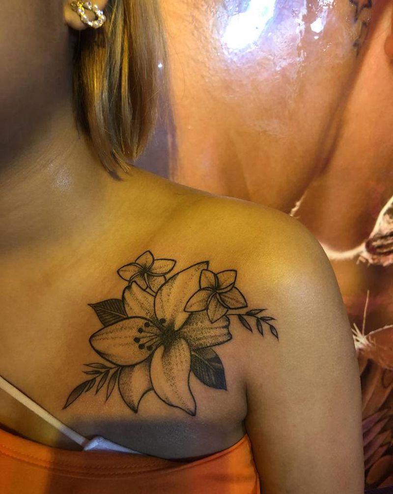 素花纹身图片_胸部点刺纹身图案